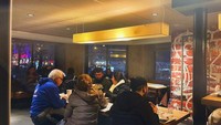 Begini suasana tempat makan yang ada di McDonalds Prancis. Erin mengungkapkan saat ia ke sana sedang penuh dikunjungi pelanggan. Foto: Erin McDowell/Insider