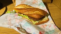 Begini penampakan McBaguette yang dipesan oleh Emily dan Gabriel. Menunya berupa sandwich yang terbuat dari roti baguette dengan isian dua beef patty, selada, dan saus. Foto: Erin McDowell/Insider