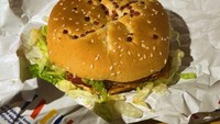 Satu lagi menu yang dipesan oleh Erin di McDonalds Prancis. Yaitu CBO sandwich yang mirip seperti burger dengan isian patty ayam, bacon, dan bawang bombai. Foto: Erin McDowell/Insider
