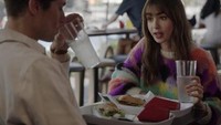 Begini salah satu adegan series Emily in Paris yang berlatar di McDonalds Paris. Menu yang disantap oleh Emily dan Gabriel adalah McBaguette. Foto: Erin McDowell/Insider
