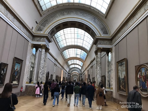 Pengunjung museum menuju ruangan lukisan Monalisa dipamerkan.