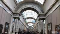 Pengunjung museum menuju ruangan lukisan Monalisa dipamerkan.