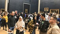 Kerumunan pengunjung di area lukisan Monalisa dipamerkan.