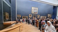 Akhirnya dengan sedikit kesabaran kami bisa melihat lukisan Monalisa dari dekat.