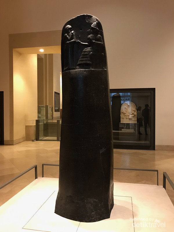 Artefak berharga lainnya yang tersimpan di sini adalah batu yang memuat Codex Hammurabi dari masa Babylonia.