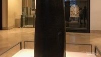 Artefak berharga lainnya yang tersimpan di sini adalah batu yang memuat Codex Hammurabi dari masa Babylonia.