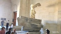 Artefak lainnya yang juga tak kalah bernilai adalah patung marmer Dewi Nike atau Nike Samothrace dari peradaban Yunani Kuno.