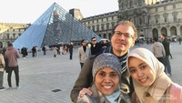 Akhirnya bisa berfoto sejenak setelah selesai menikmati beragam karya seni di dalam museum.