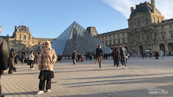 Melihat Lukisan Monalisa di Museum Louvre Paris