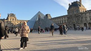 Melihat Lukisan Monalisa di Museum Louvre Paris