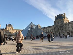 Melihat Lukisan Monalisa di Museum Louvre Paris