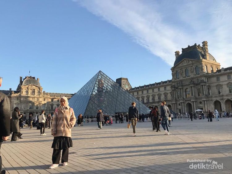 Melihat Lukisan Monalisa di Museum Louvre Paris