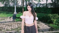 Jadi aku kan anak tunggal waktu kecil sering ditinggal sendirian di rumah terus suka dikasih pesan kalau ada yang ketok pintu jangan dibukain. Terus dulu sering ada yang ngetok, pas dilihat nggak ada. Itu waktu TK, ujar Mirriam Eka. (Foto: dok Instagram)
