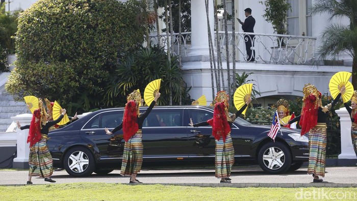 Presiden Joko Widodo dan Perdana Menteri Malaysia Anwar Ibrahim melambaikan tangan kepada wartawan saat bertemu di istana kepresidenan di Bogor, Jawa Barat, Senin (9/1/2023).