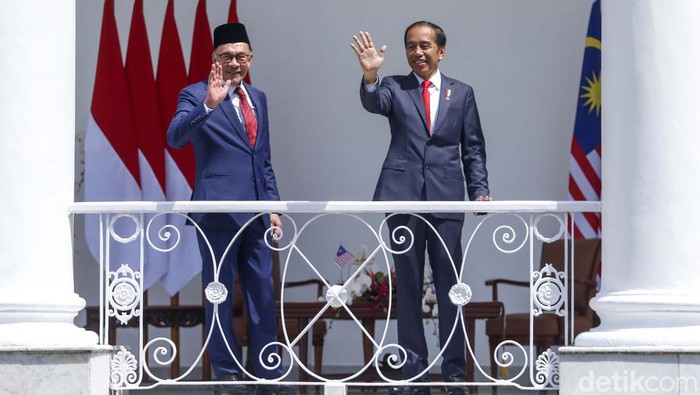 Momen Jokowi Sambut PM Malaysia Anwar Ibrahim di Istana Bogor Presiden Joko Widodo dan Perdana Menteri Malaysia Anwar Ibrahim melambaikan tangan kepada wartawan saat bertemu di istana kepresidenan di Bogor, Jawa Barat, Senin (9/1/2023).