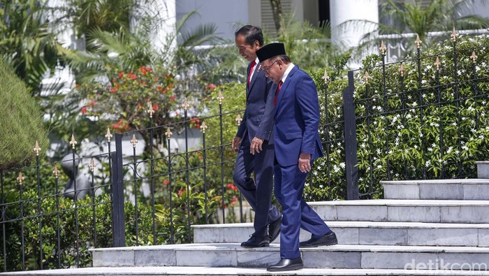 Presiden Joko Widodo dan Perdana Menteri Malaysia Anwar Ibrahim melambaikan tangan kepada wartawan saat bertemu di istana kepresidenan di Bogor, Jawa Barat, Senin (9/1/2023).