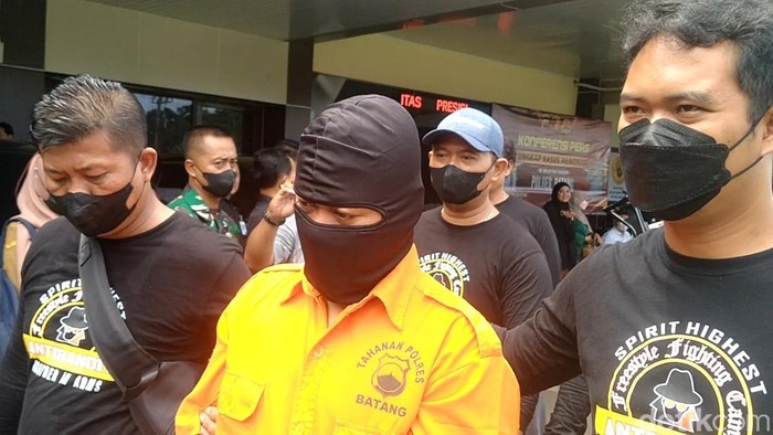 Oknum guru ngaji di Batang, M (28) ditangkap polisi karena melakukan pelecehan seksual ke sejumlah bocah. Foto diunggah Senin (9/1/2023).