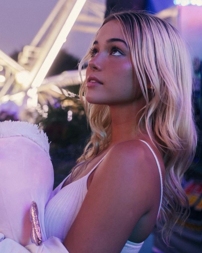 Popularitas Olivia menarik perhatian di dunia olahraga. Wanita tersebut disebut jadi miliuner di usia 18 tahun bahkan mendapat $2 juta (Rp 31 miliaran) per tahun dari endorsement. Di media sosial, Olivia memang cukup sering membagikan penampilan seksi. Karena itu, ia disebut mendapat keuntungan dari imej tersebut. Foto: Instagram @livvydunne