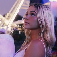 Popularitas Olivia menarik perhatian di dunia olahraga. Wanita tersebut disebut jadi miliuner di usia 18 tahun bahkan mendapat $2 juta (Rp 31 miliaran) per tahun dari endorsement. Di media sosial, Olivia memang cukup sering membagikan penampilan seksi. Karena itu, ia disebut mendapat keuntungan dari imej tersebut. Foto: Instagram @livvydunne