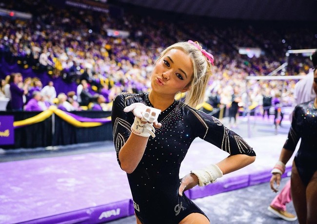 Olivia Dunne adalah atlet kampus dari Louisiana State University yang punya penampilan cantik dan seksi. Popularitas Olivia di media sosial bukan hanya mengundang perhatian netizen tapi juga para pakar olahraga.Foto: Instagram @livvydunne