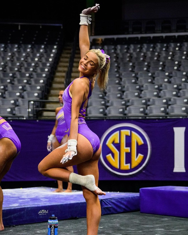 Mengetahui kritikan tersebut dialamatkan kepadanya, Olivia Dunne pun membalasnya lewat sebuah video TikTok. Dalam postingan, wanita itu tampak menyinggung coach Tara dengan suara Nicki Minaj yang berbunyi, Jika kamu tidak suka aku tidak apa-apa, tapi perhatikan ucapanmu selagi memakai leotard universitas.Foto: Instagram @livvydunne