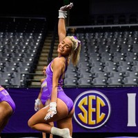 Mengetahui kritikan tersebut dialamatkan kepadanya, Olivia Dunne pun membalasnya lewat sebuah video TikTok. Dalam postingan, wanita itu tampak menyinggung coach Tara dengan suara Nicki Minaj yang berbunyi, Jika kamu tidak suka aku tidak apa-apa, tapi perhatikan ucapanmu selagi memakai leotard universitas.Foto: Instagram @livvydunne