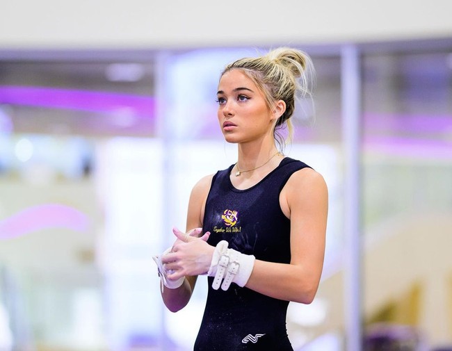 Dalam foto, mahasiswi tersebut mengenakan leotard  yang menonjolkan bentuk tubuhnya yang langsing. Olivia tampil cantik dengan riasan tipis dan rambut yang dikonde. Kamu tidak asli. Pasti buatan komputer, tulis netizen. Foto: Instagram @livvydunne