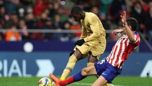 Atletico Madrids Montenegrin defender Stefan Savic (R) tackles Barcelonas French forward Ousmane Dembele during the Spanish League football match between Club Atletico de Madrid and FC Barcelona at the Wanda Metropolitano stadium in Madrid on January 8, 2023. (Photo by Thomas COEX / AFP)