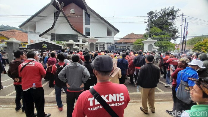 Para tenaga honorer Disdik Sumedang demo di depan Gedung DPRD Jabar.