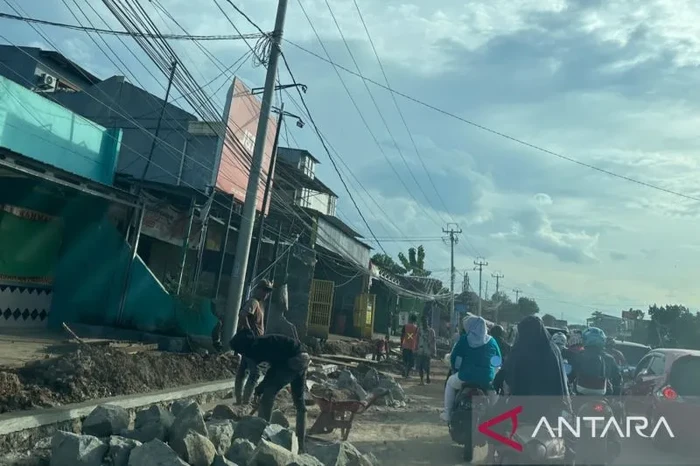 Pekerja proyek pembangunan Jalan Cikarang-Cibarusah di Kabupaten Bekasi, Jawa Barat membuat saluran air di area ruas jalan tersebut pada Sabtu (7/1/2023). (ANTARA/Pradita Kurniawan Syah).