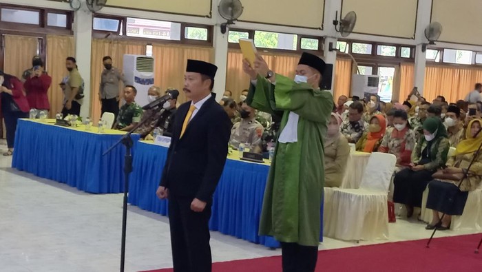 Pelantikan Rektor Unisri periode 2023-2027, Prof Dr Sutoyo di Kampus Unisri, Senin (9/1/2023).