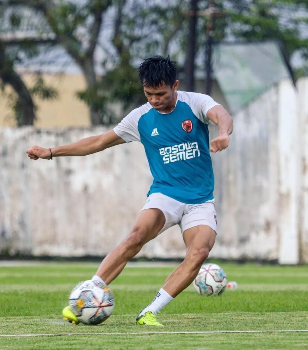 Pemain PSM Makassar Dzaky Asraf bersiap menghadapi Barito Putera dalam laga tunda Liga 1 2022/2023.