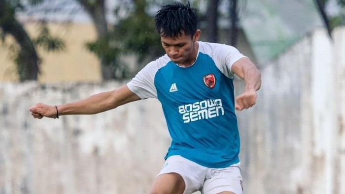 Pemain PSM Makassar Dzaky Asraf bersiap menghadapi Barito Putera dalam laga tunda Liga 1 2022/2023.