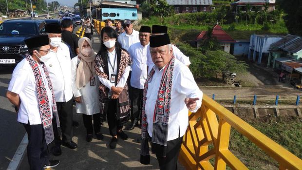 Pembangunan Jembatan Sungai Dareh dan Jembatan Pulai yang juga diresmikan oleh Menteri PUPR Basuki Hadimuljono bersama Bupati Kabupaten Dharmasraya Sutan Riska Tuanku Kerajaan pada kegiatan Peresmian Masjid Agung Dharmasraya sekaligus sebagai rangkaian peringatan HUT ke-19 tahun Kabupaten Dharmasraya, Jumat (6/1). (Dok: PUPR)