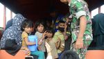 Penampakan Ratusan Imigran Rohingya Dipindah ke Penampungan Sementara