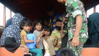 Mereka terdiri dari 69 laki-laki dewasa, 75 perempuan dewasa, 22 anak laki-laki dan 18 orang anak perempuan. ANTARA FOTO/Ampelsa 