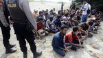 Penampakan Ratusan Imigran Rohingya Dipindah ke Penampungan Sementara