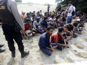 Penampakan Ratusan Imigran Rohingya Dipindah ke Penampungan Sementara