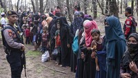 Imigran Rohingya dipindahkan ke lokasi penampungan sementara setelah dikumpulkan di pantai. Imigran perempuan yang pertama dibawa ke titik penjemputan. Jarak lokasi mereka terdampar ke lokasi penjemputan sekitar 10 menit berjalan kaki. Akses menuju lokasi tersebut hanya dapat dilalui kendaraan roda dua. ANTARA FOTO/Khalis Surry