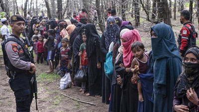 Potret Pengungsi Rohingya Dikawal Aparat Menuju Lokasi Penampungan