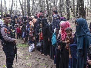 Potret Pengungsi Rohingya Dikawal Aparat Menuju Lokasi Penampungan