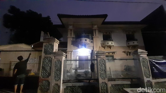 Penampakan rumah Bu Eny usai terpasang listrik.