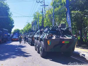 Aparat Berjaga Ketat-Tutup Jalan Jelang Kedatangan Jokowi ke Banyuwangi