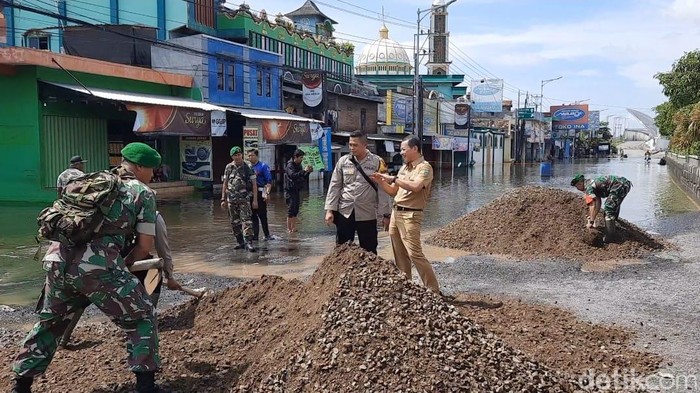 Pengurukan jalan rusak di Jalur Pantura Kecamatan Jati, Kudus, Senin (9/1/2023).
