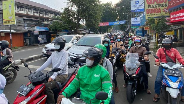 Perempatan Jalan Akses UI, Kelapa Dua, Depok, Jawa Barat, Senin (9/1/2023) pukul 07.00 WIB, nampak padat kendaraan yang menuju arah Lenteng Agung, Jakarta Selatan (Jaksel).