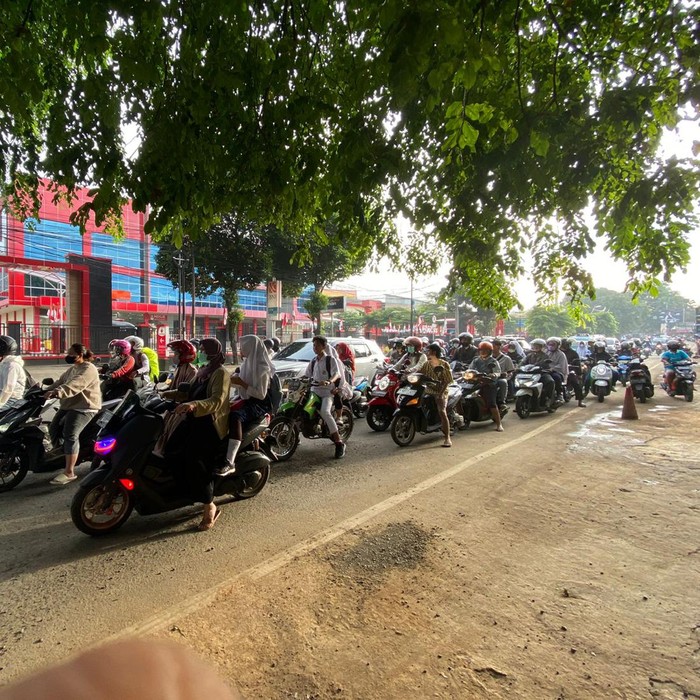 Pertigaan dekat Mako Brimob, Jalan Akses UI, Kelapa Dua, Depok, Jawa Barat, Senin (9/1/2023) pukul 07.00 WIB, nampak padat kendaraan yang menuju arah Lenteng Agung, Jakarta Selatan (Jaksel).