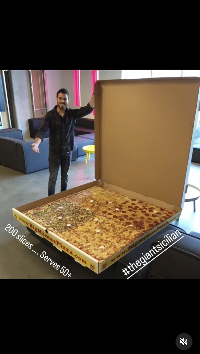 Pizza Terbesar di Dunia Ini Lebarnya 1,3 Meter dan Bisa Dipotong Jadi 200