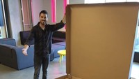 Big Mamas & Papas Pizzeria berlokasi di Los Angeles, Amerika Serikat. Gerai pizza ini terkenal dengan menu pizza super besar untuk dikirim (delivery) ke alamat pemesan.