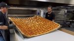 Pizza Terbesar di Dunia Ini Lebarnya 1,3 Meter dan Bisa Jadi 200 Potong