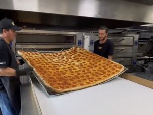 Pizza Terbesar di Dunia Ini Lebarnya 1,3 Meter dan Bisa Jadi 200 Potong